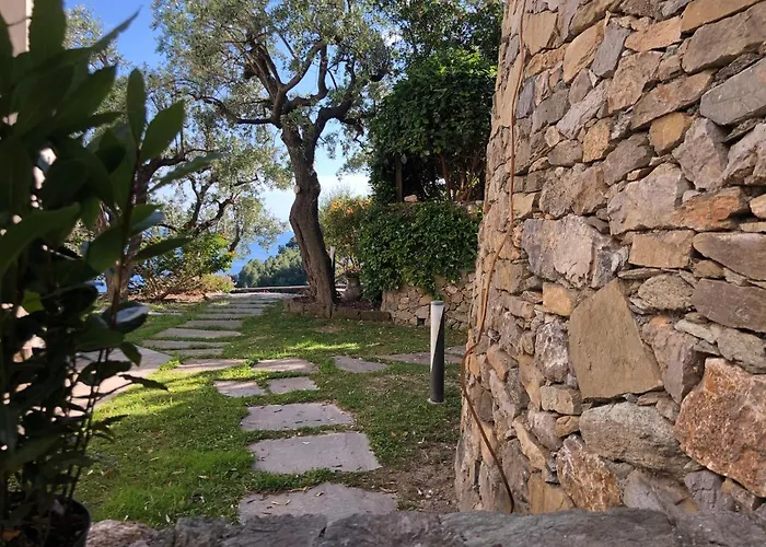 Hotels met Jacuzzi in Finale Ligure