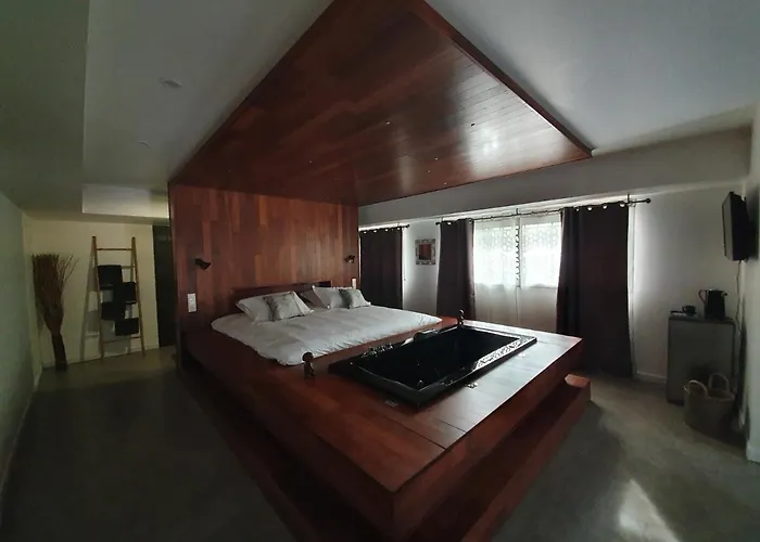 Béziers Hotell med Jacuzzi