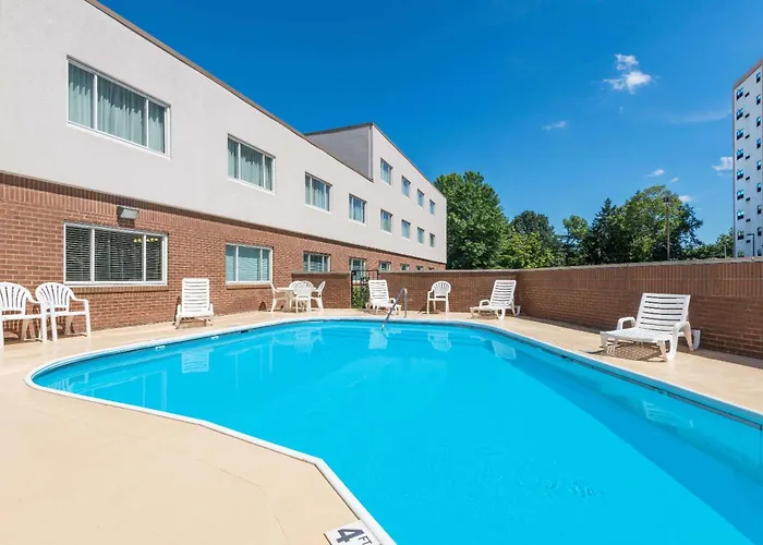 Ashland Hotels With Jacuzzi in Room
