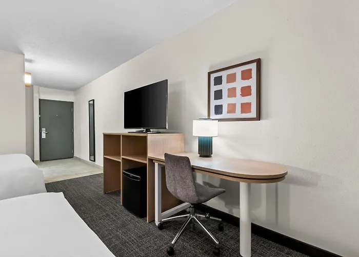 Bensalem Hotels With Jacuzzi in Room