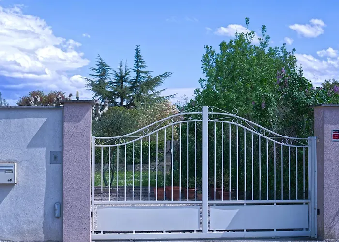 LʼIsle-sur-la-Sorgue Hoteles con Jacuzzi