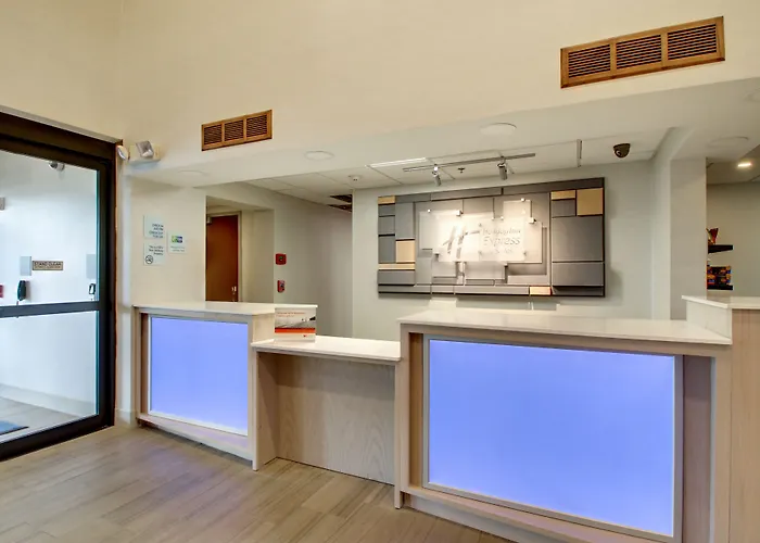 Aurora Hotels With Jacuzzi in Room