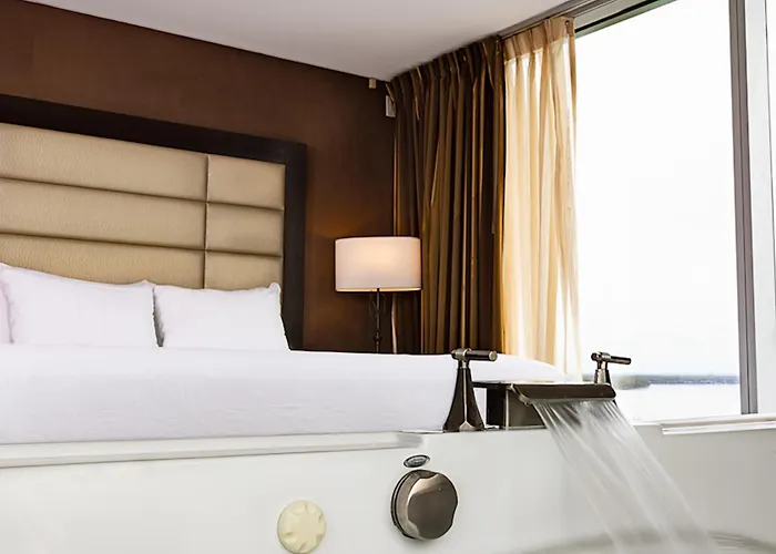 Batavia Hotels With Jacuzzi in Room