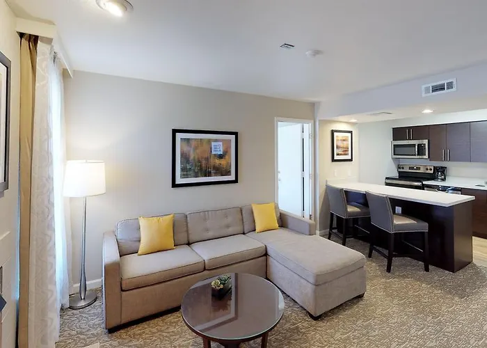 Newark Hotels With Jacuzzi in Room